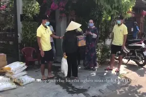 Cầu thủ Bình Định làm từ thiện trong mùa dịch COVID-19