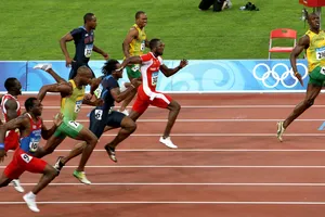 Clip: 'Tia chớp đen' Usain Bolt gây sốc thời giãn cách xã hội