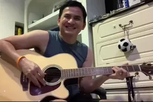 Clip: Kiatisak 'đốn tim' fan với ca khúc 'Hãy về đây bên anh'