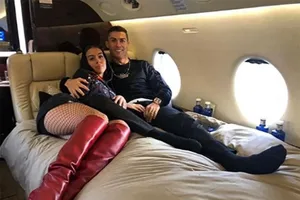 Bên trong máy bay riêng của Ronaldo và bạn gái Georgina có gì?