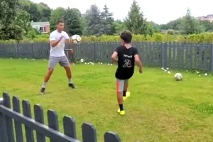 Clip: Ronaldo chơi bóng cùng con trai khi bị cách ly 14 ngày