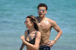 Tiền vệ Anh bị cướp đấm vào miệng, đe dọa bạn gái người mẫu