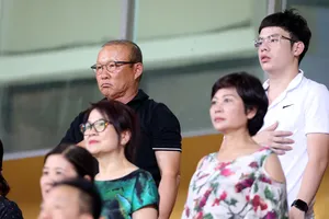 Thầy Park, bạn gái ‘kèm sát’ Quả bóng bạc Quang Hải