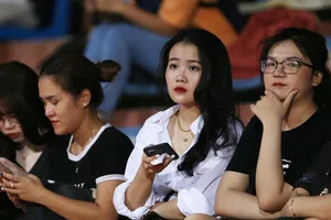 Bạn gái Quang Hải và Văn Hậu khoe sắc trong trận Hà Nội thua