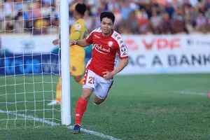 Công Phượng và đồng đội TP.HCM đại thắng SL Nghệ An 3-1