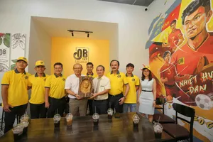 3 ông bầu, 100 quán cà phê và câu chuyện 1.000 đồng