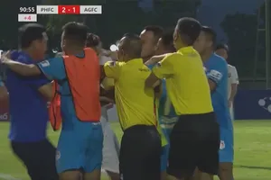 Clip: HLV bóp cổ học trò cũ gửi lời xin lỗi