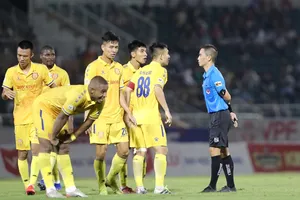 Ai ‘chống lưng’ cho trọng tài liên tiếp phạm sai lầm?