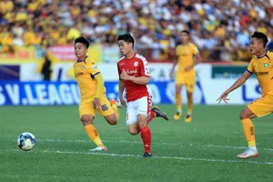 CLB TP.HCM mua chân sút ngoại, Công Phượng gặp khó