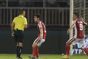 Vì sao trọng tài không dám phạt thẻ Công Phượng lỗi phản ứng?