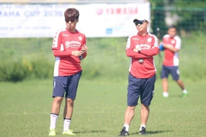 Chuyện hài mùa dịch: Ông Chung vui vẻ, bầu Đệ ‘méo mặt’