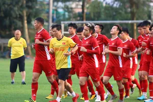 Vắng thủ môn Tiến Dũng, lão tướng Anh Đức lên tuyển làm gì?