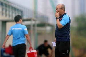 Ông Park vừa tập trung đội tuyển, FIFA tạm dừng World Cup 2022