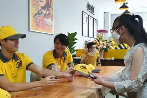 Sinh viên Văn Toàn, Tuấn Anh bán cà phê Ông Bầu cho sinh viên