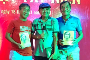 Clip: NSND Việt Anh khoác áo Sở Công Nghiệp đá bóng từ thiện