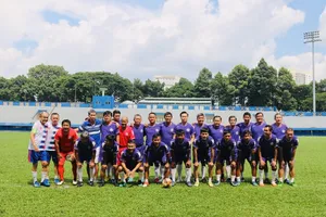 Clip: Tình người nghệ sĩ trên sân bóng