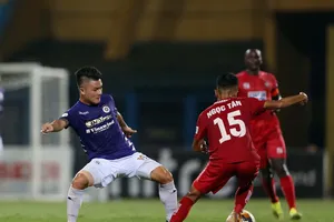 Sau ồn ào tình ái, Quang Hải bừng sáng, thầy Park mừng ra mặt