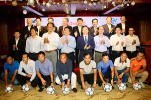 Dạy luật cho đội bóng của các ông bầu tại SV-League 2020