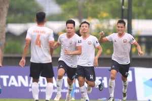 Đá cho vui và 'làm từ thiện' ở giải hạng Nhất