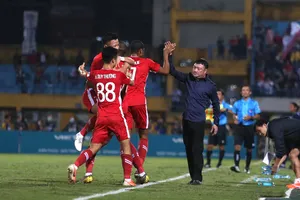 Lạ lùng HA Gia Lai ‘tự sát’, Sài Gòn vẫn nhất bảng