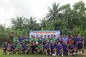 NSND Việt Anh và Hữu Nghị FC tặng nhà đồng đội ở Bạc Liêu