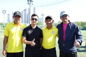 Thầy trò Vũ Tiến Thành chơi bóng với Trung tâm bóng đá K&T