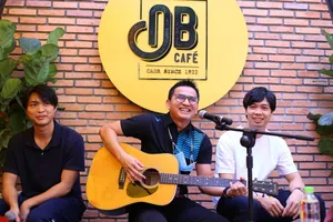 Kiatisak ngẫu hứng đàn hát bên ly cà phê của bầu Đức