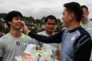 Thầy trò Kiatisak tinh nghịch trong ngày sinh nhật Công Phượng