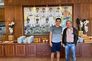 Kiatisak mời gọi Dusit về giúp bầu Đức vô địch V-League