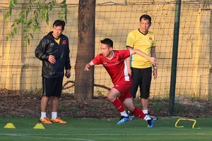 Thầy Park lo nắng nóng, UAE hớn hở