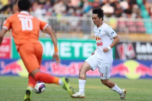 Tuấn Anh chấn thương, Kiatisak không dám mạo hiểm với Viettel