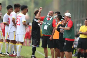 Lời hứa của thầy Giôm và hat trick của tiểu tướng Quốc Việt