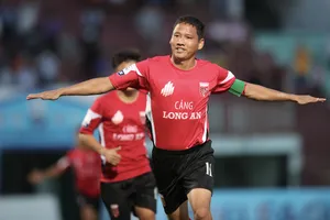 'Gà son' Anh Đức lại nổ súng, thầy Park mừng rơn