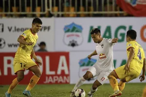 Đội bóng xứ Nghệ đã nghèo còn gặp cái eo 