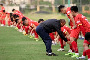 Hai tiền vệ chấn thương, ông Park càng thêm lo