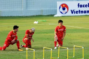 Loại 10 cầu thủ, ông Park đưa quân sang UAE muộn nhất