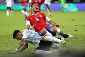 Tuyệt phẩm của Messi và cú sốc trên sân Olympico 