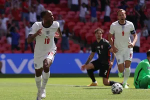 Sterling cau có, tuyển Anh lo sốt vó