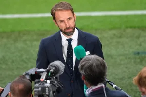 Một nhà báo bị nhiễm COVID-19, tuyển Anh run sợ