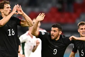 Đức khắc tinh Anh, Thụy Điển khuất phục Ukraine