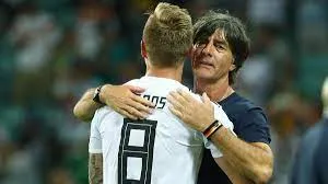 HLV Joachim Low và chiến binh Toni Kroos ngậm ngùi chia tay tuyển Đức