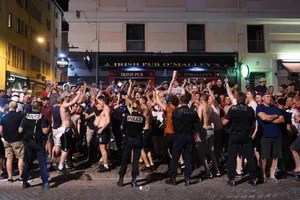 Bắt giữ ít nhất 86 hooligan Anh gây rối, 19 cảnh sát bị thương