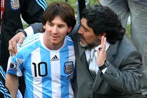 Messi bị chê bai không bao giờ bằng... Maradona