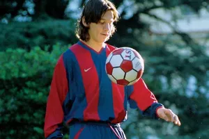 Kỳ quặc Barcelona chiêu mộ Messi chỉ bằng một cái khăn ăn