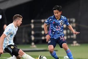 Bóng đá nam Olympic: Chủ nhà Nhật khó chịu, Hàn dễ thở