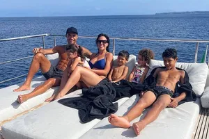 Nghỉ ngơi với bạn gái, Ronaldo lo ngại Juventus sẽ giảm lương hoặc bỏ rơi