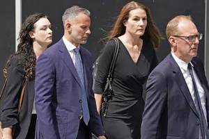 Giggs bị cáo buộc cưỡng bức và đuổi bạn gái đang khỏa thân ra khỏi khách sạn