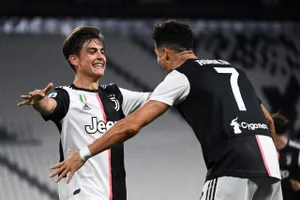 HLV Allegri đặt cược vào ngọc quý Dybala hơn là Ronaldo