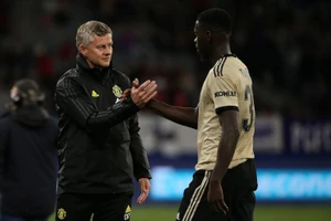 Lộ diện nạn nhân đầu tiên bị Varane cho bật bãi khỏi MU