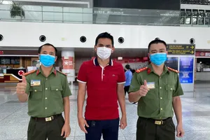 Chuyến về quê bão táp của HLV Kiatisak